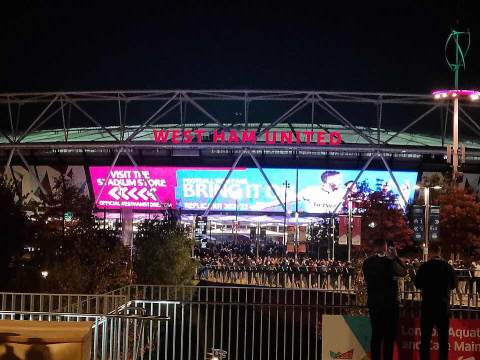Estadio de Newells Old Boys iluminado antes del partido