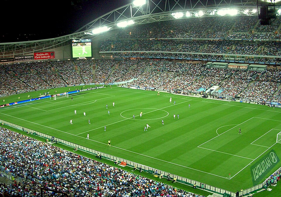Vista panorámica de un estadio lleno durante un partido nocturno