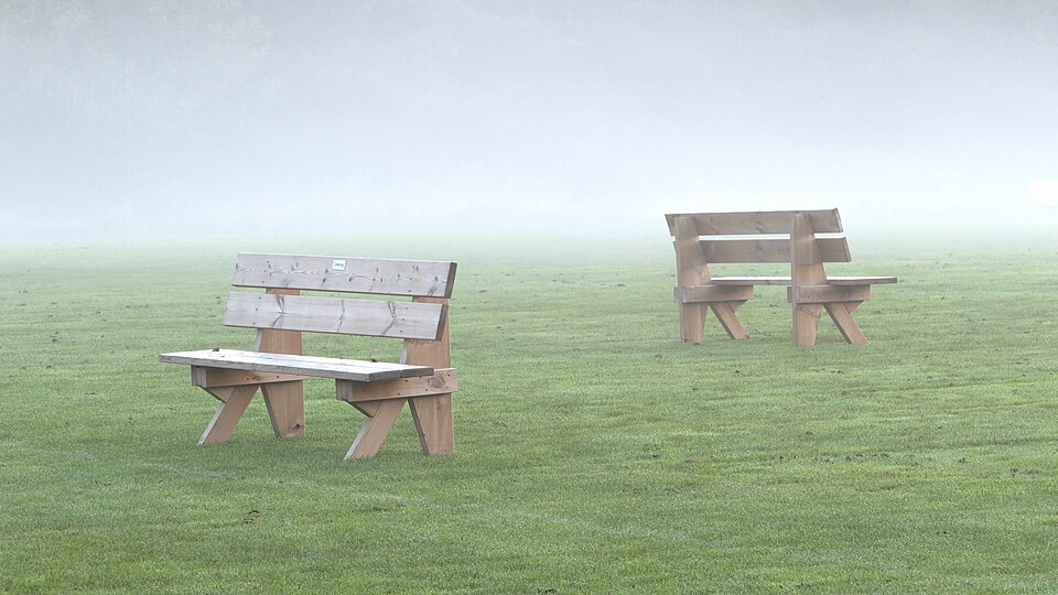 Estadio argentino con gradas vacías antes del partido