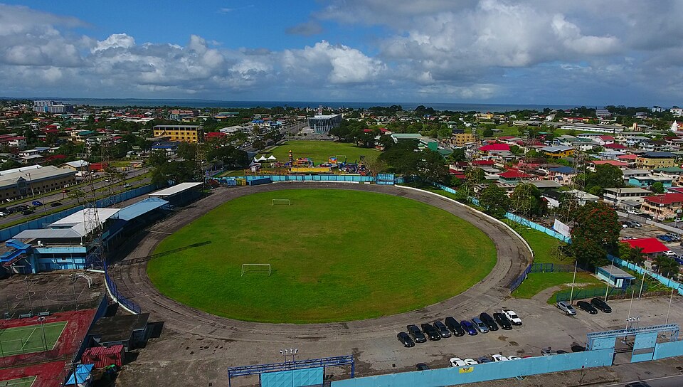 Estadio con graderías llenas, típico de un club modesto argentino